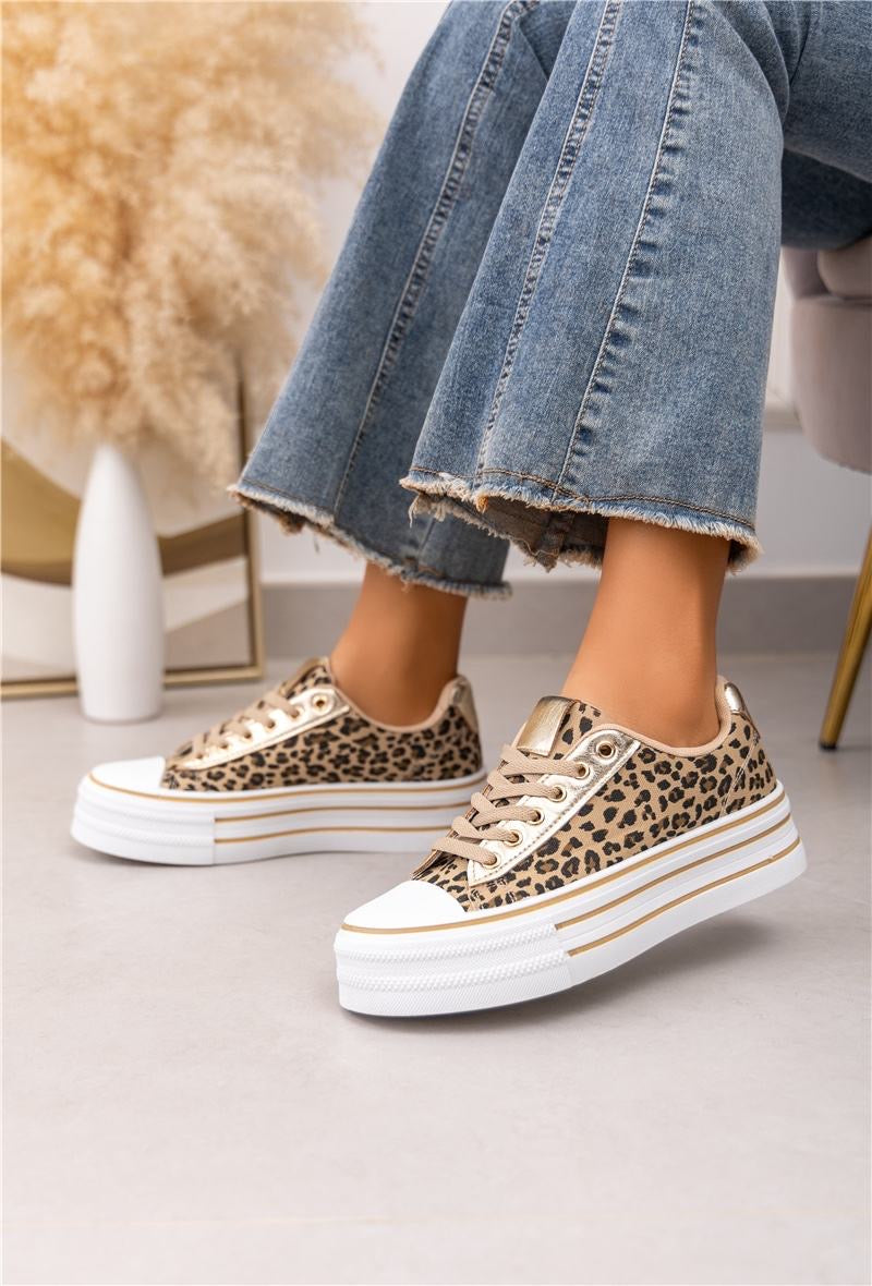 Leopard trainer