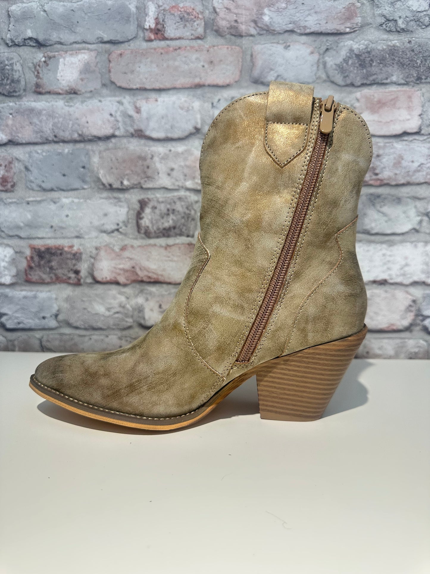 Lightening cowboy boot